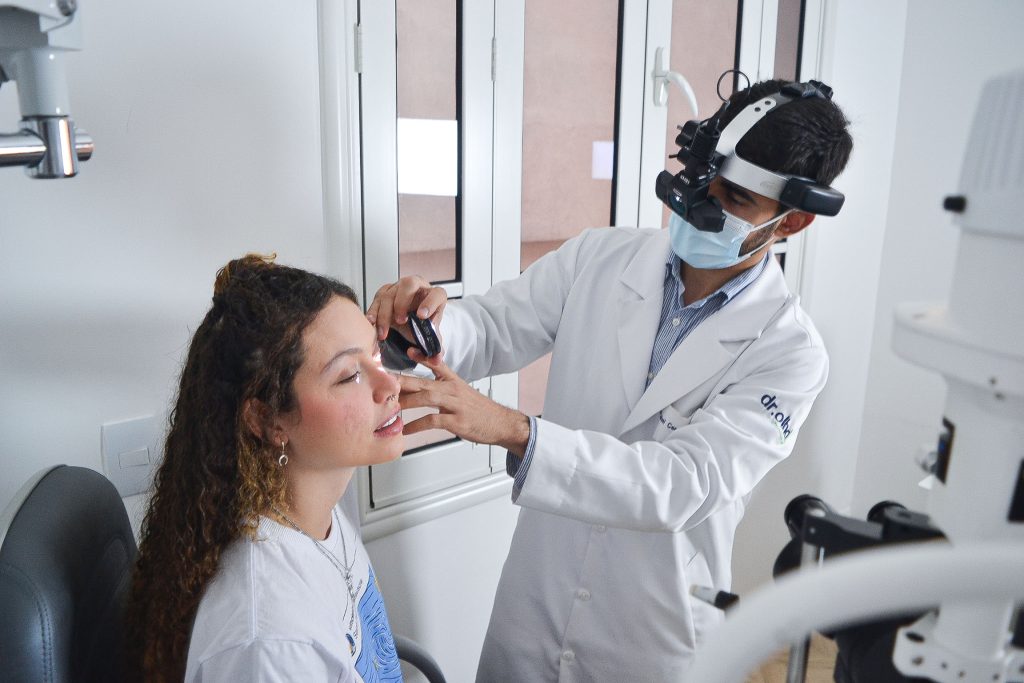 Dr. Rafael Cerqueira Alves, oftalmologista especialista em retina, realiza exame de mapeamento de retina na dr.olho