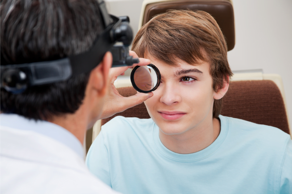 O mapeamento de retina é feito pelo médico oftalmologista, preferencialmente o retinólogo, especializado em retina. O exame é o principal método para diagnosticar a retinopatia diabética.