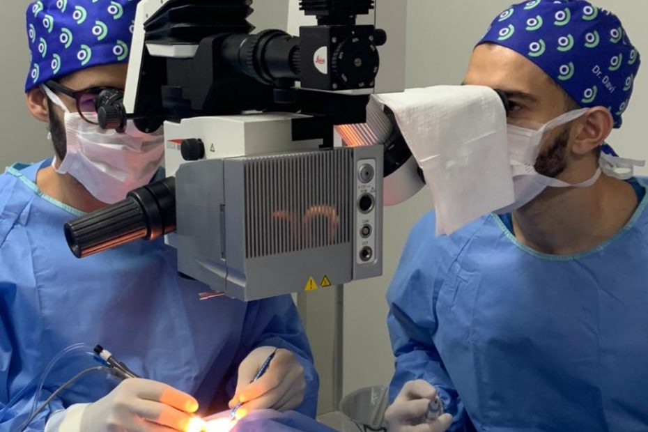 médicos oftalmologistas realizando cirurgia de catarata na dr.olho oftalmologia