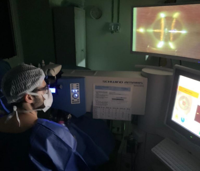 Médico oftalmologista realiza cirurgia refrativa.