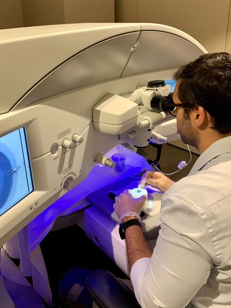 Dr. José Simão utilizando Laser de Femtossegundo da Zeiss, muito utilizado em cirurgias refrativas e em transplantes de córnea