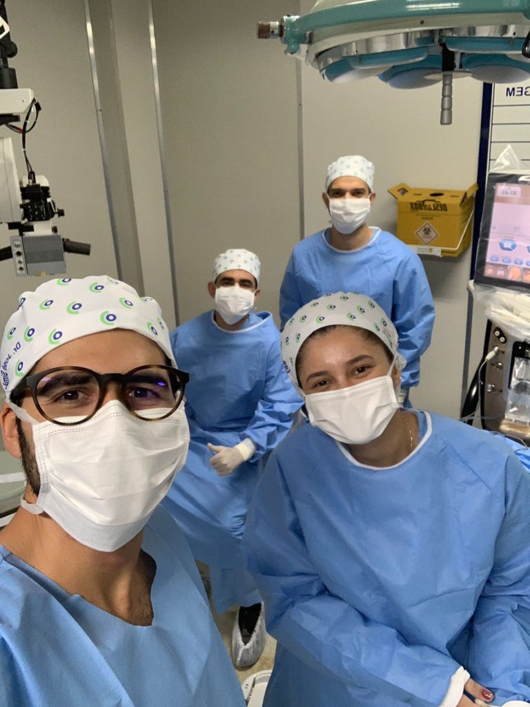 Dr. José Simão, Dr. Davi Gomes dos Anjos, Dr. Rafael Cerqueira Alves, cirurgiões de catarata da dr.olho, acompanhados da instrumentadora Mari no centro cirúrgico