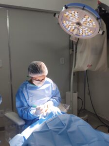 Elisa Cristina de Barros Barreto Carvalho (CRM 52-1047795) é especialista em cirurgia plástica ocular (oculoplástica) e realiza blefaroplastia (cirurgia nas pálpebras) no Hospital HO Brasil no Méier, Rio de Janeiro, pela dr.olho oftalmologia
