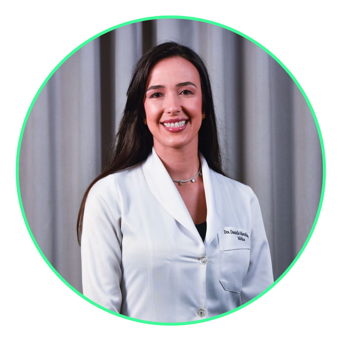 A Dra. Danielle Marcello Soares (CRM 114.095.236-67) é médica oftalmologista especialista em cirurgia de catarata e faz especialização em córnea