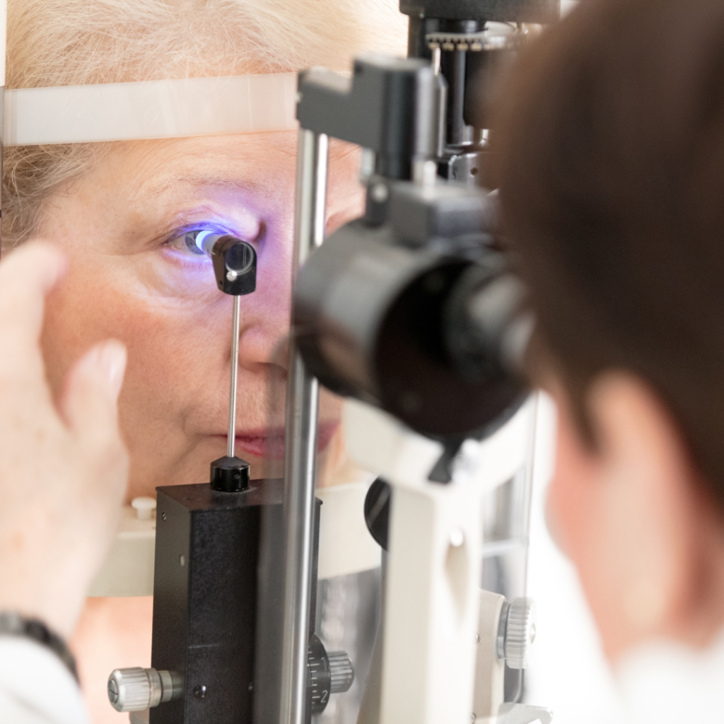 Médico oftalmologista realiza exame de tonometria para quantificar a pressão intraocular de paciente idosa