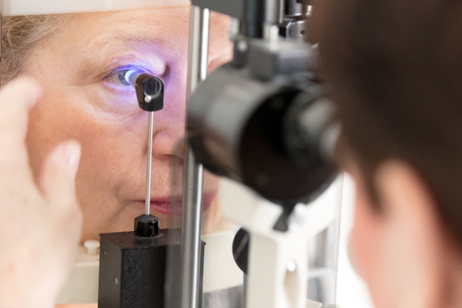 Médico oftalmologista realiza exame de tonometria para quantificar a pressão intraocular de paciente idosa