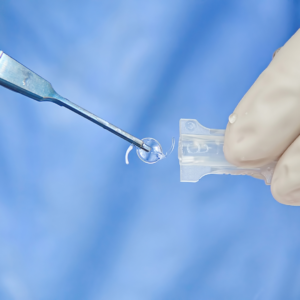 lente intraocular da cirurgia de catarata sendo segurada em uma pinça